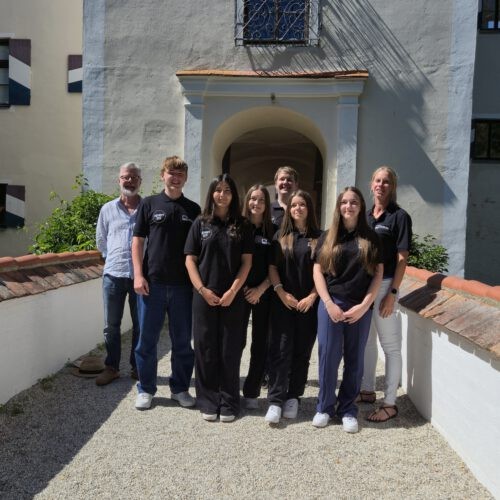 Von links nach rechts: Stellv. Landrat Roman Fischer, Hannes Schwarzkopf, Miray Demir, Adelina Rotkin, StR Markus Brandl, Martina Muntianu, Jennifer Filonchik, StRin Birgit Rainer
