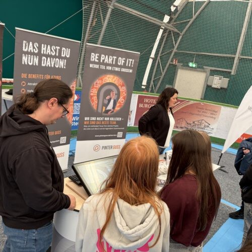 Schülerinnen und Schüler bei der Ausbildungsmesse