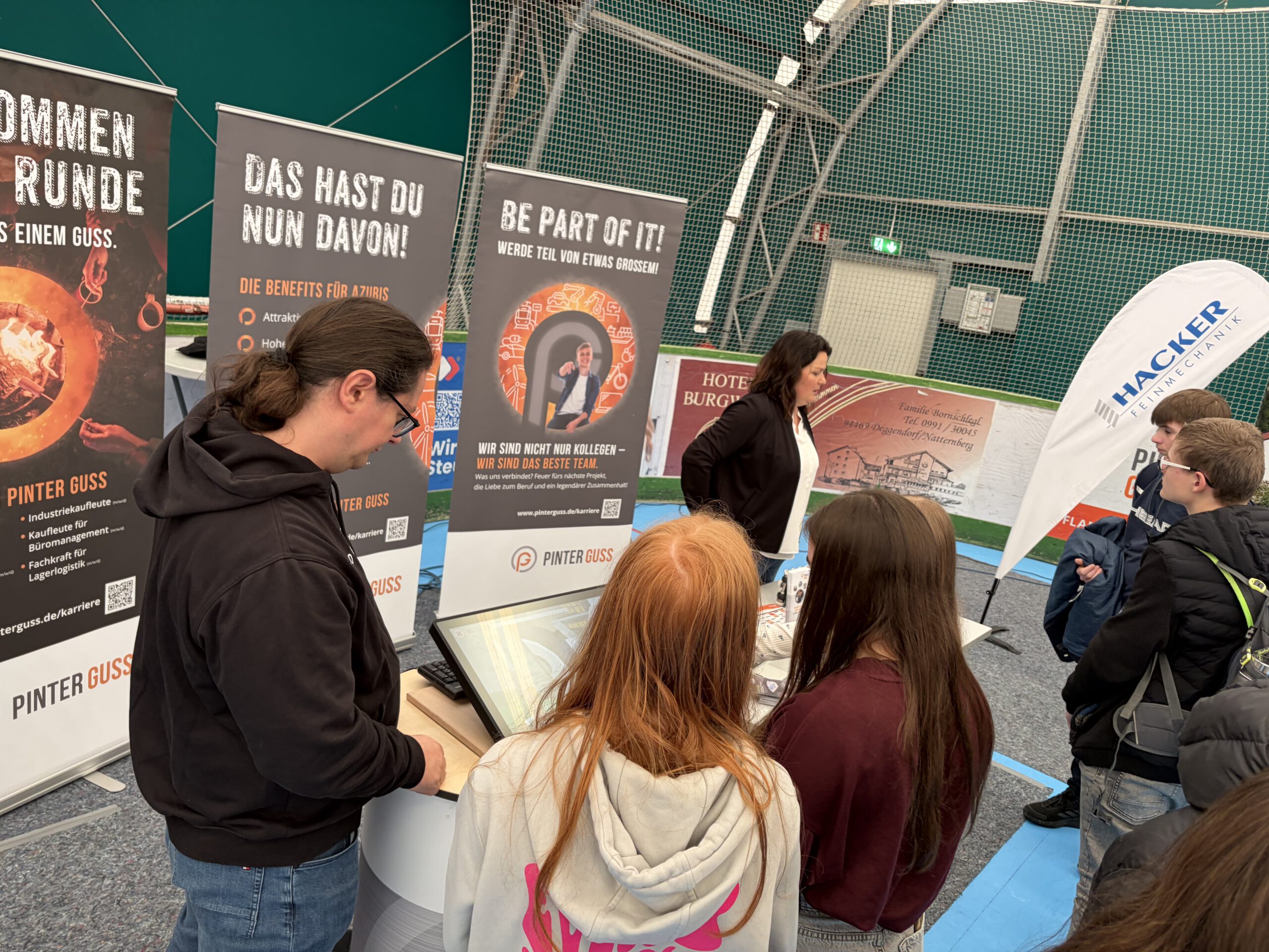 Schülerinnen und Schüler bei der Ausbildungsmesse