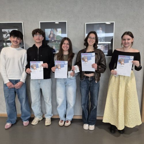 Preisträger von rechts nach links: Katharina Klimmer (10a), Vera Käspeitzer und Tamara Balint (beide 11a), sowie Clemens Rauch (10a)