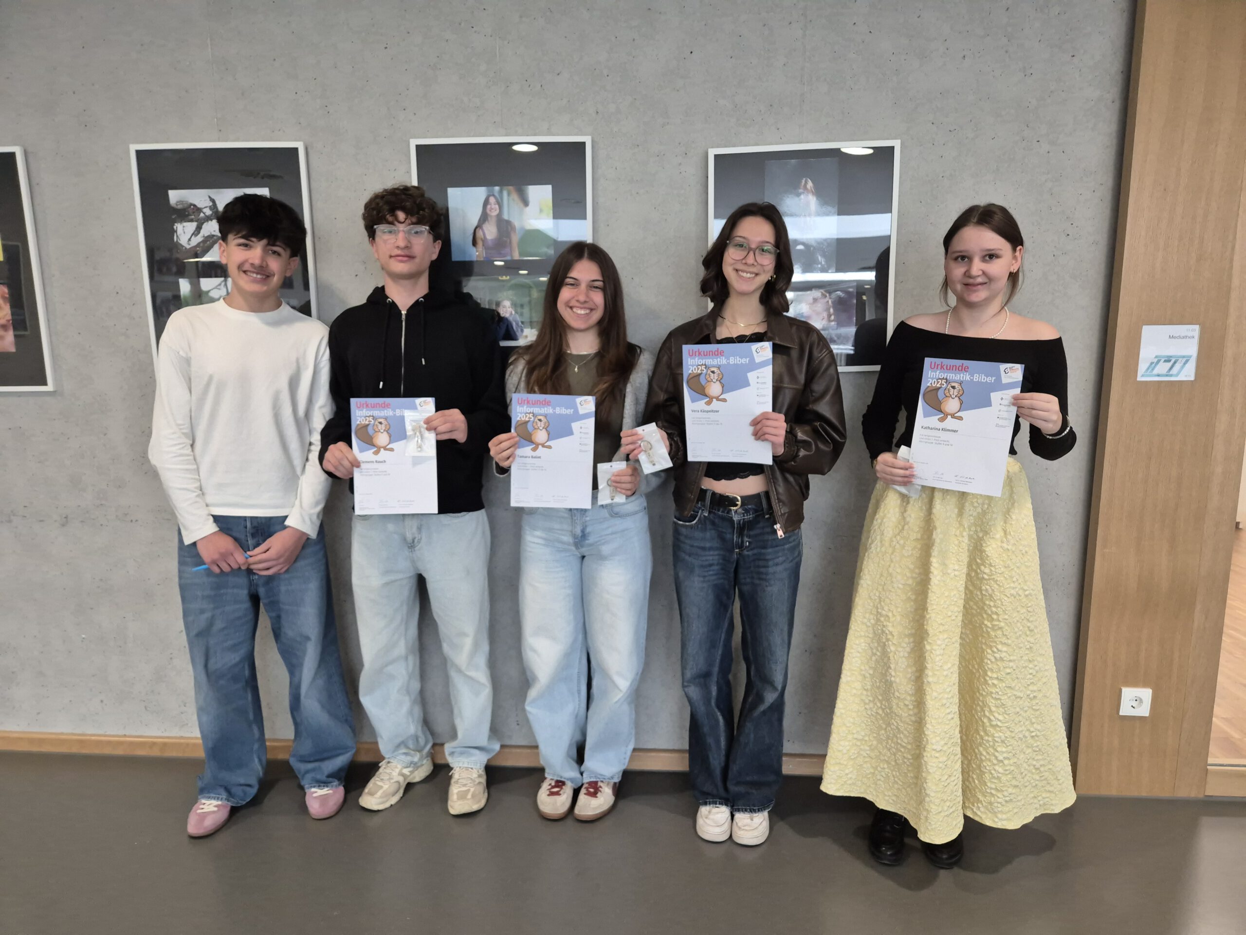 Preisträger von rechts nach links: Katharina Klimmer (10a), Vera Käspeitzer und Tamara Balint (beide 11a), sowie Clemens Rauch (10a)