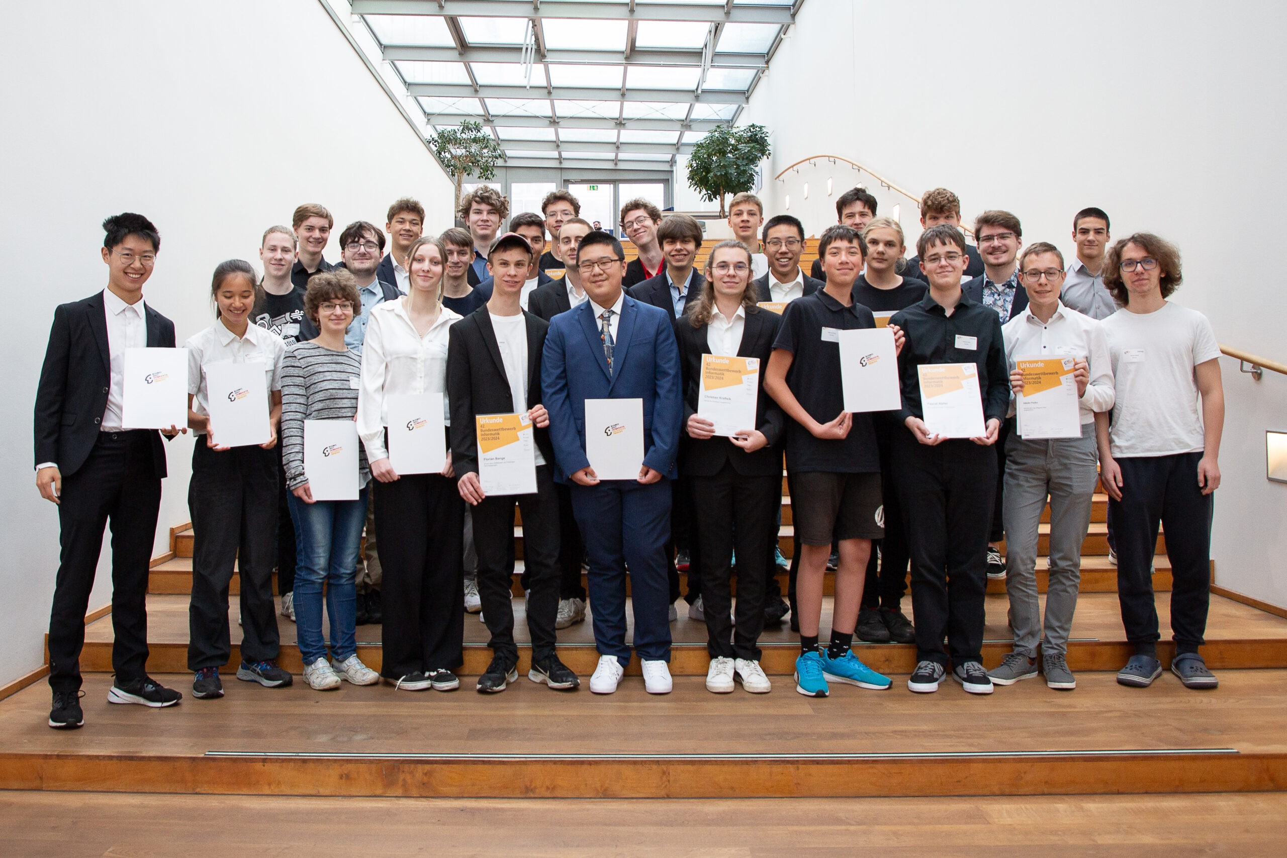 Sie sind zusammen mit 1.711 Schülerinnen und Schülern vor rund einem Jahr in den 42. Bundeswettbewerb Informatik gestartet und haben sich in zwei Runden durchgesetzt: die Finalistinnen und Finalisten. Mit der Qualifikation für das Finale des Wettbewerbs zählen sie zu den besten Informatiktalenten Deutschlands. Quelle: CHECK24