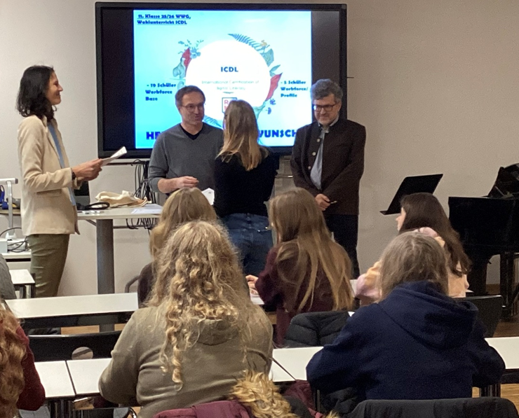 Übergabe der Urkunden. v.l. StDin Julia Baumann, Herbert Altmann, StD Klaus Habermeier