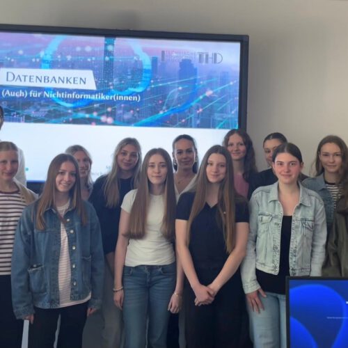 Gruppenfoto mit Herrn Prof. Dr. Michael Scholz, den Schülerinnen und Schülern der Klassen 11c und 11d sowie StDin Julia Baumann.