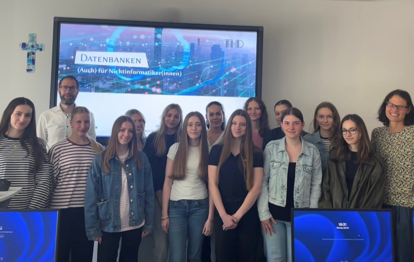 Gruppenfoto mit Herrn Prof. Dr. Michael Scholz, den Schülerinnen und Schülern der Klassen 11c und 11d sowie StDin Julia Baumann.