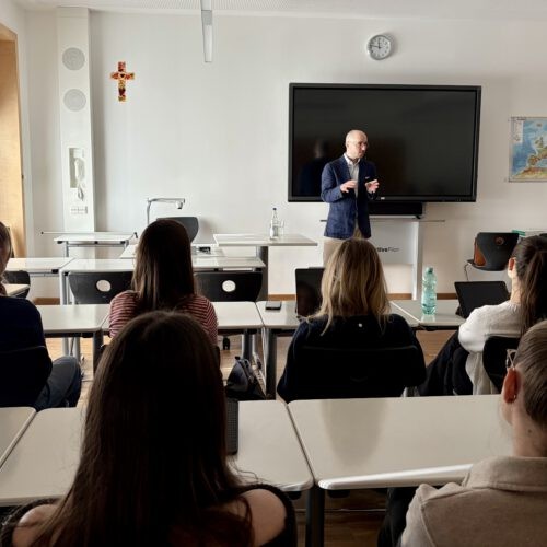 Rechtsanwalt Fabian Kahlert bei seinem Vortrag