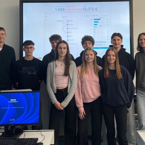 rechts: Frau StDin Julia Baumann, links: Herr Prof. Bernhard Zeller, TH Deggendorf, dazwischen: Schülerinnen und Schüler der Klassen 11c und 11d