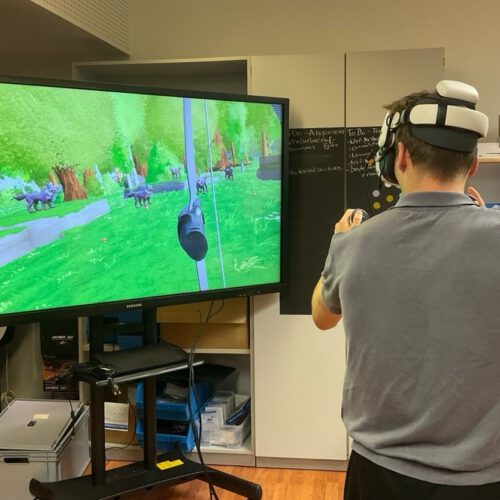 Bogenschießen mit VR-Brille und Joysticks im KI-Lab „Veilchengasse“